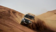 Land Rover, il prototipo Defender che parteciperà alla Dakar 2026 completa i test nel Sahara