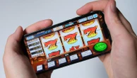 Il libro nero del gioco d’azzardo. Nel 2024 in Italia ha fruttato 157 miliardi, pari al 7,2% del Pil