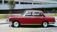 Bmw Neue Klasse: al volante della prima, la 1500 disegnata da Michelotti, in attesa dell’iX3