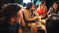 Serata a casa con gli amici o aperitivo: così gli italiani esprimono la voglia di estate