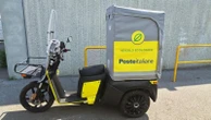 Poste Italiane amplia la flotta green con i tricicli elettrici Askoll che usano il “battery swap”