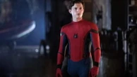 Tom Holland sarà ancora Spider-Man ma si lamenta: “Il nuovo costume puzza”