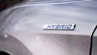 Auto ibride, per crescere ancora serve chiarezza: vanno divise in base ai km fatti in elettrico