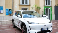 Geely celebra un anno in Italia a Napoli e punta a crescere con la compatta E2. Le altre novità