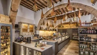 I ritmi lenti della Val di Chiana, tra pici all’aglione, pecorino, grandi vini e antichi borghi