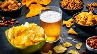 Alcol, ci fa venire voglia di cibo spazzatura che ci fa ingrassare: ecco perché