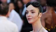 Le trecce di stagione: grosse, scultoree, eleganti come quelle di Mariacarla Boscono a Cannes