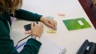 Cellulari in classe, la sfida vera non è toglierli ai ragazzi ma accendere gli adulti