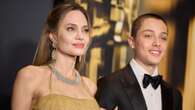 Angelina Jolie in abito vintage con il figlio Knox e le dive in nero: i look dei Governors Awards