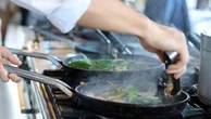 E nella “sagra più stellata d’Italia”, folklore e fine dining vanno a braccetto