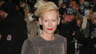 Buon compleanno Tilda Swinton, tutto il potere della bellezza queer