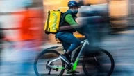 L'Europa trova l'accordo sulla direttiva Rider: così non potranno più essere considerati finti autonomi