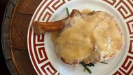 La ricetta perfetta: cotoletta alla bolognese dello chef Matteo Poggi