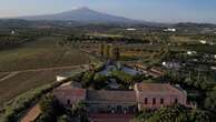 Tra l’Etna e il mare, la sorprendente cantina che sposa l’uva siciliana con i vitigni francesi