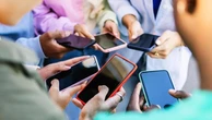 Ansia e depressione: gli adolescenti che ne soffrono passano più tempo sui social