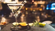 Dal Negroni di Jackie Kennedy al Martini di Hillary Clinton, i cocktail preferiti dalle First Lady