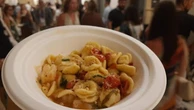 Altro che smash burger: la Puglia celebra le Orecchiette nelle n’chiosce, vicoli affollati e gustosi