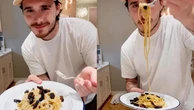 Brooklyn Beckham, i suoi spaghetti alla carbonara diventano un caso: "Il guanciale è bruciato"