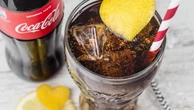 Coca-Cola, la bevanda inimitabile nata in farmacia grazie a zucchero e cocaina