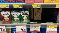 Razzia di caffè e tonno al supermercato: cartoncini antifurto su scaffali al posto delle confezioni