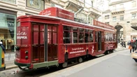 A Milano l'enoteca di Esselunga sale sul tram