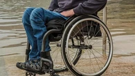 Un uomo paralizzato riesce a controllare la mano di altre persone con il pensiero