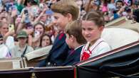 Come replicare l'acconciatura raccolta della principessa Charlotte per le bambine