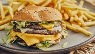 Hamburger: da piatto povero a mito pop, quanta storia tra due fette di pane