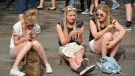 Adolescenti: aumenta il rischio di ansia e depressione se passano più di 3 ore al giorno sui social