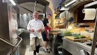 Dall’incidente in moto al ritorno in cucina: la rinascita dello chef disabile che fluttua su un cavo tra i fornelli