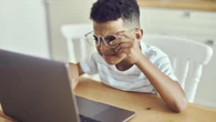 Allarme occhi: i bambini nascono già pre-miopi