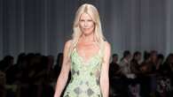 Versace: la sfilata SS24 è un omaggio a Gianni. E in passerella arriva Claudia Schiffer