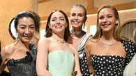 Onde Old Hollywood e labbra nude: ecco i migliori beauty look degli Oscar, da Emma Stone a Charlize Theron