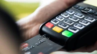 Truffa del pos e dei finti volontari che svuotano il conto: come funziona e come difendersi