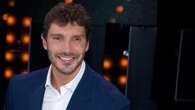 Buon compleanno Stefano De Martino, 35 anni e una camicia bianca per sbancare in tv