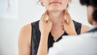Osteoporosi, perché (e per chi) il rischio cresce se la tiroide non funziona bene