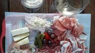 Tra i vigneti del Carso alla scoperta delle osmize d’autore