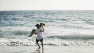 Non è magia, è biologia: perché l’amore estivo esiste e come capire se è quello giusto