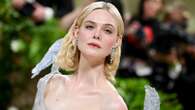 Elle Fanning giurata a Cannes per il premio a sostegno delle donne nel cinema. I suoi look più spettacolari e i suoi amori