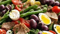 La Nizzarda, l’insalata orgoglio di Nizza tra ortodossia e varianti. Con un tocco italiano
