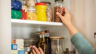 Pronti per le vacanze? Come organizzare dispensa e frigo per evitare sprechi e proteggere i cibi