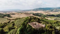 Nei vigneti intorno all’abbazia dell’anno Mille, tra il Chianti e l’entroterra di Pisa