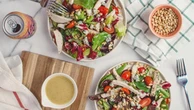 Frutta, verdura, olio d’oliva e cereali integrali: la dieta sana che allontana l’osteoporosi