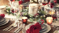 Tra porcellane, vetro e zuppiere, lo stile della tavola di Natale si vede anche dai piatti