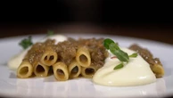 La ricetta perfetta: pasta con il ragù alla genovese, il classico napoletano che sublima le cipolle
