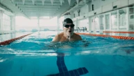 Artrosi al ginocchio: nuoto e camminate per mantenere la funzione e diminuire il dolore