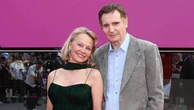 Pane, cibo e fantasia: così Pamela Anderson e Liam Neeson cucinano il loro amore