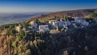 In un angolo remoto della Val d’Orcia, l’albergo diffuso che unisce arte, musica e alta cucina