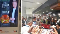 Hamburger in salsa indiana: Gordon Ramsay apre il suo locale nell’aeroporto Indira Gandhi di Delhi