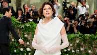 Linda Evangelista in bianco al Met Gala: il ritorno della top model dopo il trattamento che l'ha sfigurata